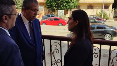 وصول زوجة ضحية عضة كلب المذيعة أميرة أبو شنب لحضور جلسة المحاكمة