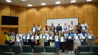 المركز التطوير بجامعة أسيوط يكرم 120 طالبا في دورة اللغة الإنجليزية