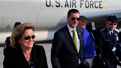 علاقة غرامية ورشاوى خليجية، أسرار عنتيل الدبلوماسية الأمريكية