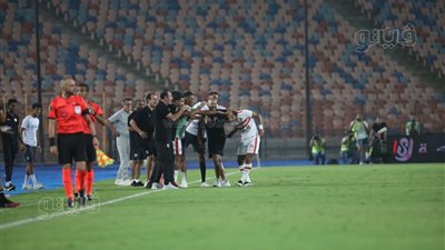 مشادة بين شيكابالا والحكم أمين عمر بعد نهاية لقاء الزمالك والمقاولون (فيديو)
