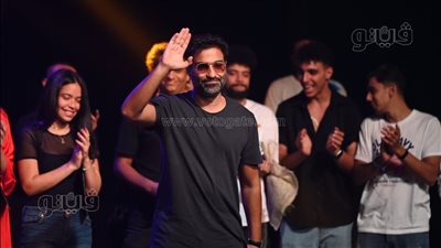 مهرجان المسرح العربي يكرم أحمد فهمي وصناع مسلسل سفاح الجيزة (فيديو وصور)