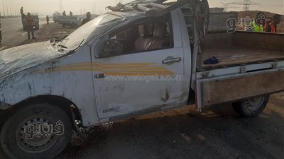 مصرع عامل وإصابة 11 آخرين في انقلاب سيارة ربع نقل بطريق السويس (صور)