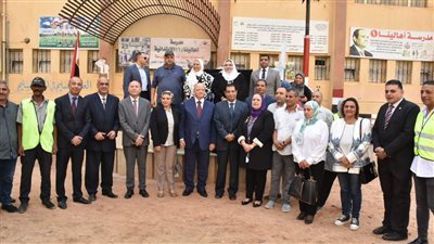 محافظ القاهرة يتفقد أنشطة قافلة جامعة عين شمس التنموية الشاملة بحي أهالينا (1)