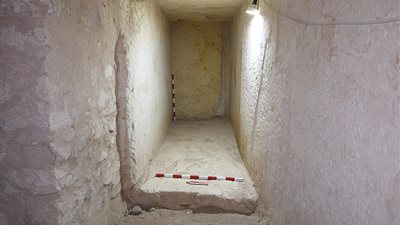 اكتشاف مجموعة من المخازن داخل هرم ساحورع بأبو صير (صور)