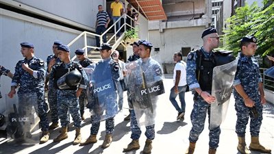  اقتحام مؤسسة كهرباء لبنان اعتراضًا على ارتفاع الفواتير (صور)