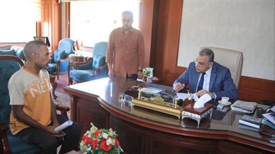 محافظ سوهاج يبحث عددا من شكاوى وطلبات المواطنين