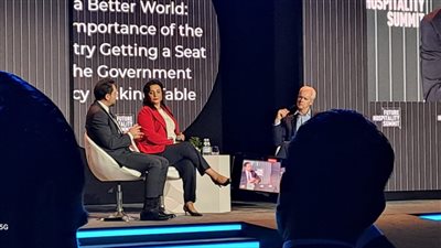 نائب وزير السياحة والآثار تشارك في فعاليات قمة مستقبل الضيافة بأبو ظبي