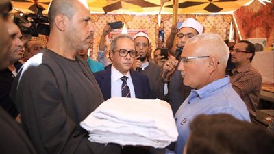 تقديم الكفن، مراسم إنهاء خصومة ثأرية بين عائلتين في سوهاج بحضور المحافظ ومدير الأمن (صور)