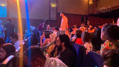 مسرح معهد الفنون المسرحية كامل العدد قبل عرض الخروج عن النص (صور)