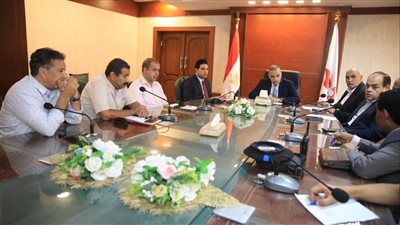 محافظ سوهاج يبحث موقف السلع التموينية وتوفير المستلزمات المدرسية بأسعار مخفضة للمواطنين