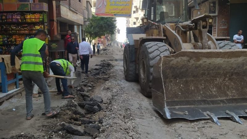 رصف أحد طرق حي العجوزة،