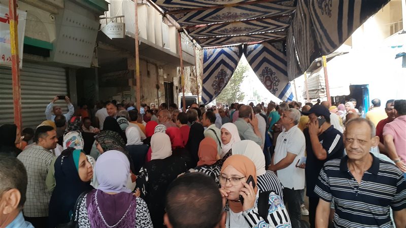 توافد المواطنين على