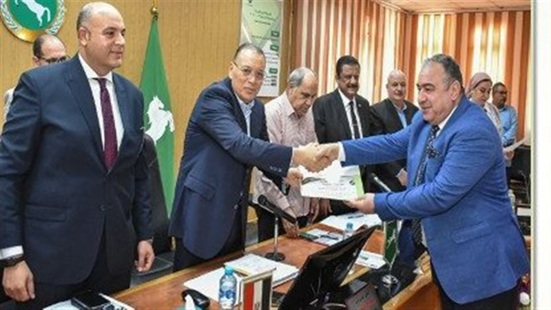 محافظ الشرقية يهنئ