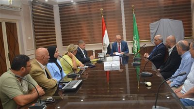 محافظ القليوبية يجتمع بكبار تجار السلع الغذائية لمتابعة آليات ضبط الأسواق 