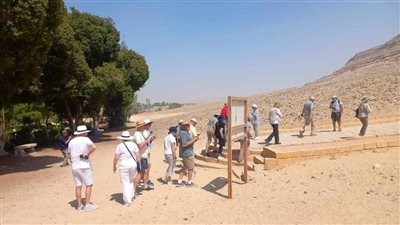 وفد سياحي متعدد الجنسيات يزور المناطق الأثرية المنيا