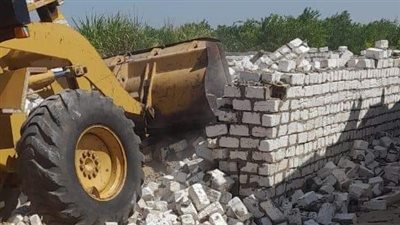 إزالة 11 حالة تعد على الأراضي بالبحيرة (صور)