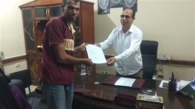 وزارة العمل: تسليم 7 عقود عمل لذوي الهمم بأسوان 