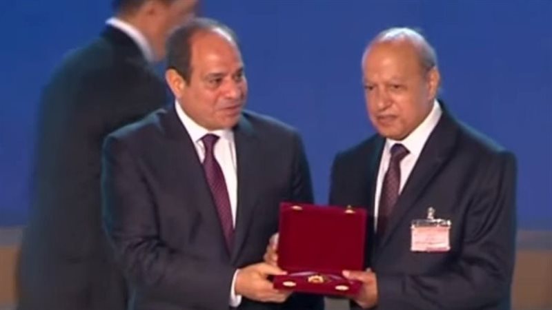 الرئيس السيسي يكرم