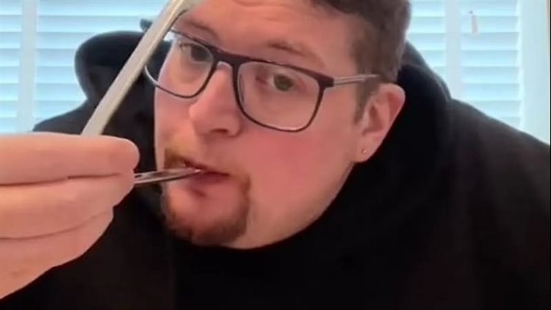 يتناول طعامه بملقاط،