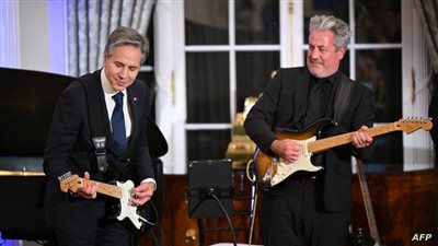 دبلوماسية من نوع آخر، بلينكن يعزف الجيتار ويبدع في الغناء (فيتو)