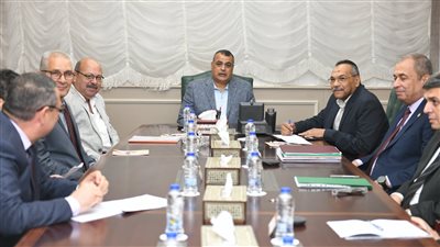 وزير الدولة للإنتاج الحربي يبحث موقف العقود الخاصة بعدد من المشروعات 