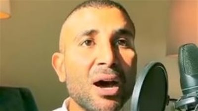 أحمد سعد يتلو القرآن احتفالا بذكرى المولد النبوي والجمهور يهاجمه (فيديو) 
