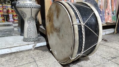 من داخل أقدم محل لبيع الطبل والدفوف بالحسين.. نكشف سر الصنعة القديمة.. وصاحب المحل: الموسم بتاعنا في الأعياد وجلد الحمير الأغلى 