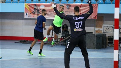 رجال يد الأهلي يصل ملعب مباراة فاب الكاميروني (فيديو) 