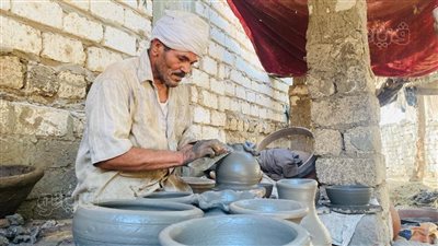 وقع في حب الطين.. حكاية عبد العال الفخراني أمهر صناع الفخار بالمنيا.. قضي عمره يحول الطين إلى تحف فنية (صور)