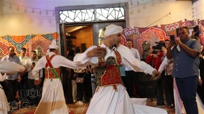 التنورة التراثية والطبل البلدي يبدعان في افتتاحية حفل المولد النبوي بمسرح السامر (فيديو)