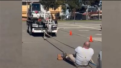 الرجل الخارق، يسحب رافعة بوزن هائل ويحطم رقما قياسيا (فيديو)