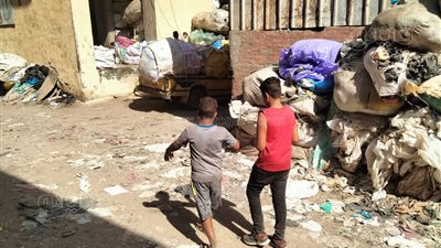 أطفال حي الزبالين: الناس بتعاملنا وحش عشان بنشتغل في الزبالة ونفسنا حياتنا تتغير، وباحثون: هذه الأعمال لا تصلح للأطفال وتؤثر على حالتهم الصحية والنفسية مستقبلًا (فيديو)