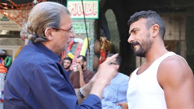 خالد يوسف يحتفل بعيد ميلاده وسط أبطال فيلم الإسكندراني (صور)