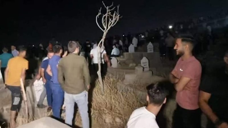 صوت مناد بأحد القبور