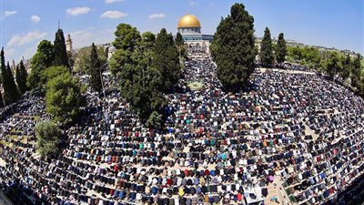 40 ألفا يؤدون صلاة الجمعة بالأقصى، وإصابة عشرات الفلسطينيين في مواجهات مع الاحتلال (صور)