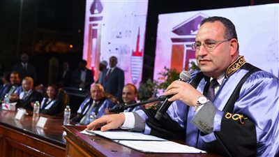 رئيس جامعة الإسكندرية يشهد حفل تخرج الدفعة 77 بكلية الهندسة