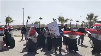بالأعلام وصور السيسي، مسيرة تجوب شوارع جمصة لتحرير توكيلات انتخابات الرئاسة (صور)