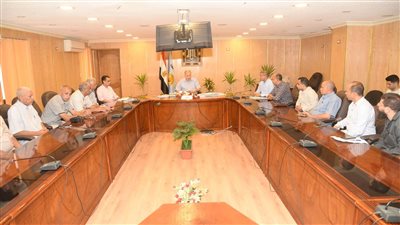 محافظ أسيوط: التنسيق مع كبار تجار الجملة لعرض السلع بأسعار مخفضة