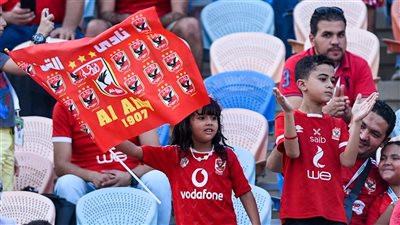الأطفال يساندون الأهلي أمام سان جورج الإثيوبي بالأعلام في ستاد القاهرة 