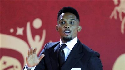 تهديدات واشتباكات، إيتو يفجر أزمة عنيفة في مؤتمر مدرب الكاميرون الجديد (فيديو) 