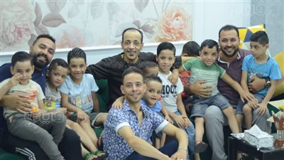 شقيقان يصففان شعر الأيتام وذوي الهمم بالمجان في المنوفية (فيديو)