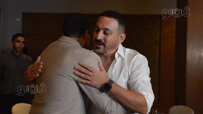 الجمهور يهدي دياب باقة من الورود احتفالا بأغنيته الجديدة 