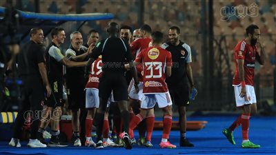 رد فعل كهربا مع كولر بعد استبداله في مباراة الأهلي وسان جورج (فيديو)