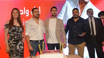 دياب يحتفل بـ أغنيته الجديدة 