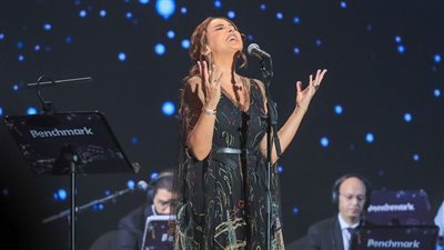  أنغام تتسلطن على إيقاع فرقتها وترقص كالفراشة في حفلها بالكويت (فيديو)