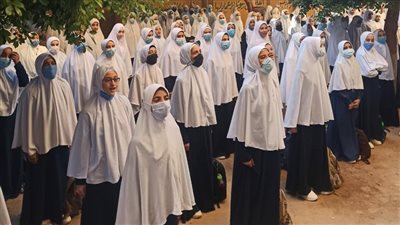 بالخمار الأبيض والعباية، فتيات المعاهد الأزهرية بأسيوط ينتظمن في أول أيام الدراسة (فيديو)