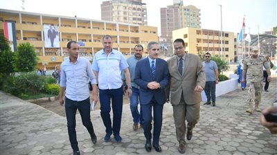 على أنغام النشيد الوطني، محافظ الغربية يشهد الطابور الصباحي بمدرستي طنطا للنسيج ومحمد فريد 