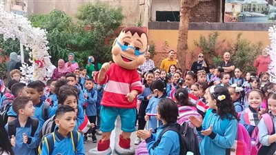 ورد وبالونات وهدايا للأطفال في أول أيام الدراسة بكفر الشيخ (صور)