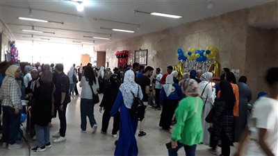 بالبلالين والأعلام، استقبال الطلاب الجدد في أول يوم دراسي بجامعة الإسكندرية (فيديو)