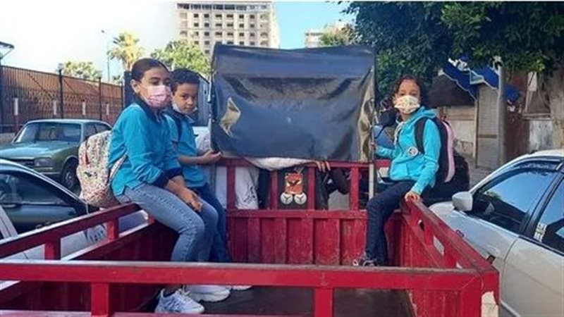 الطلاب يتوافدون على